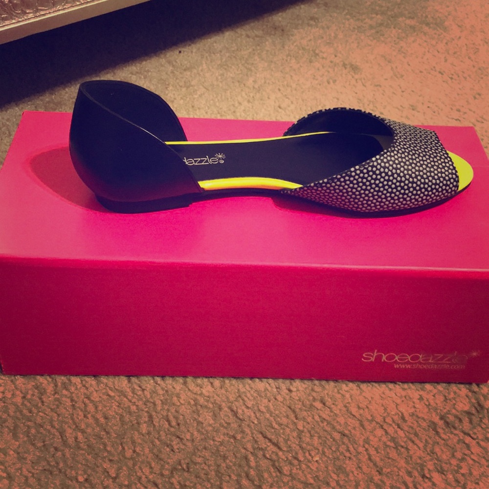 Neon yellow and black speckled open toe flats